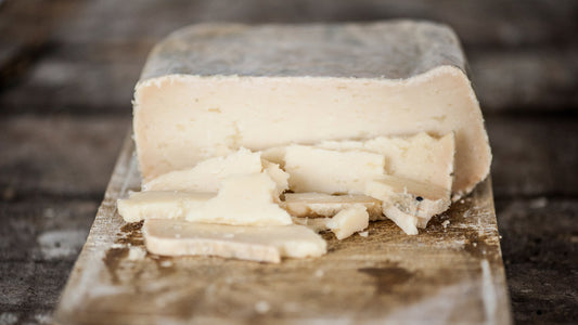 FORMAGGIO PECORINO STAGIONATO IN BARRIQUE "BARRICATO"